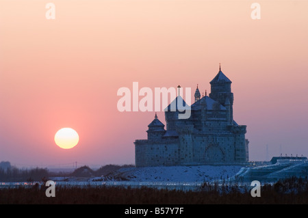 Coucher de soleil sur une sculpture de glace d'une église orthodoxe russe au festival de lanternes de glace, Harbin, province de Heilongjiang, Chine Banque D'Images