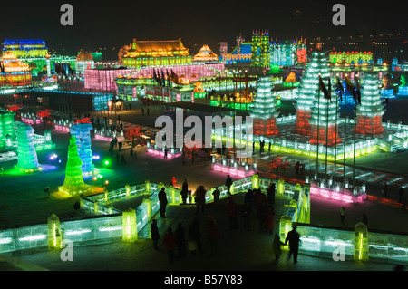 Des sculptures de neige et de glace illuminée la nuit au festival de lanternes de glace, Harbin, province de Heilongjiang, au nord-est de la Chine, Chine Banque D'Images