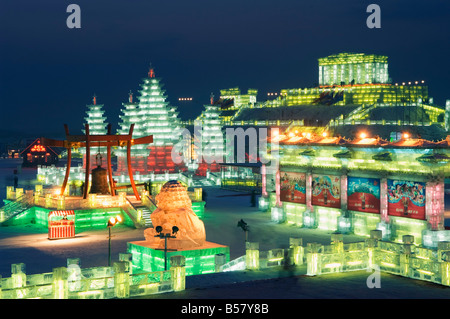 Des sculptures de neige et de glace illuminée la nuit au festival de lanternes de glace, Harbin, province de Heilongjiang, au nord-est de la Chine, Chine Banque D'Images