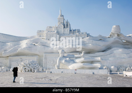 Personne photographier une sculpture géante au festival de sculpture sur neige et sur glace sur Sun Island Park, la province de Heilongjiang, Chine Banque D'Images