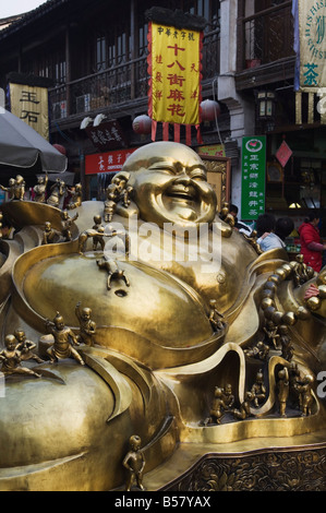 Statue en or d'un laughing Buddha, vieille rue Qinghefang Wushan en zone de Hangzhou, Province de Zhejiang, Chine Banque D'Images