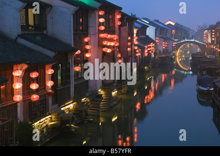 Vieux maisons traditionnelles au bord éclairé la nuit en ville, l'eau Shantang Suzhou, Province de Jiangsu, Chine, Asie Banque D'Images