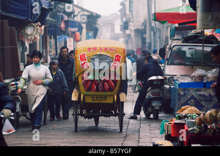 Un tricycle décoration équestre dans les vieilles rues de Suzhou, Province de Jiangsu, Chine, Asie Banque D'Images