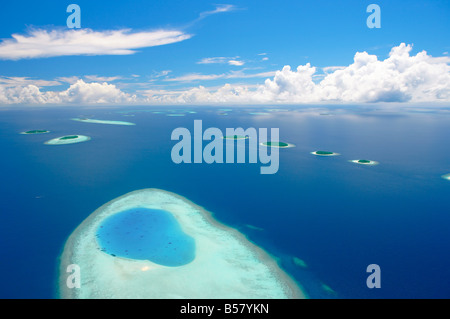 Vue aérienne des îles dans l'atoll de Baa, Maldives, océan Indien, Asie Banque D'Images