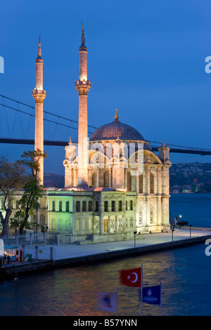 Vue sur le pont de Bosphore et la mosquée Ortakôy Camii (Buyuk Mecidiye Camii) dans le quartier branché d'Istanbul, district d'Ortakôy Banque D'Images