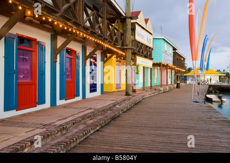 Heritage Quay shopping district à St John's, Antigua, Iles sous le vent, Antilles, Caraïbes, Amérique Centrale Banque D'Images