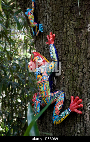 Décorations de jardin grenouille colorés ornent Jardins Kanapaha tree à Gainesville en Floride Banque D'Images