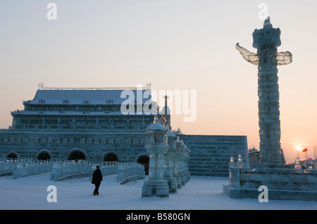 Coucher du soleil et la réplique de la Cité interdite à la sculpture de glace Festival des lanternes de glace, Harbin, Heilongjiang Province, le nord-est de la Chine Banque D'Images