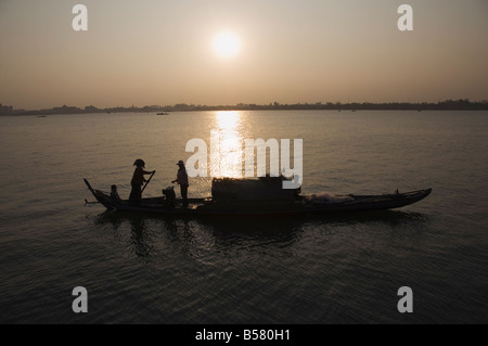 Les pêcheurs sur la rivière du Mékong, Phnom Penh, Cambodge, Indochine, Asie du Sud, Asie Banque D'Images