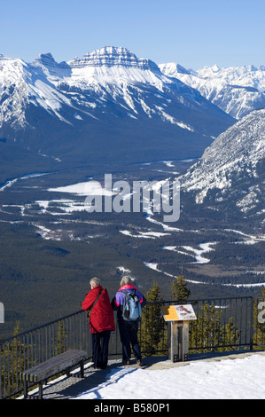 Deux femmes et la vallée depuis le sommet du mont Sulphur, Banff National Park, UNESCO World Heritage Site, Alberta, Canada Banque D'Images