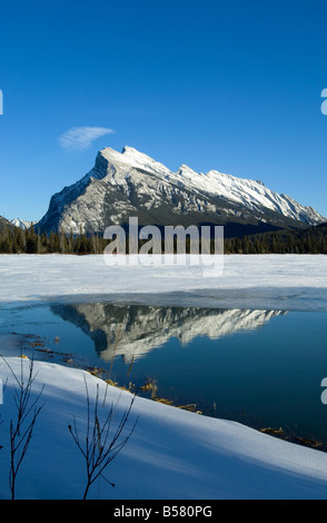 Reflet des montagnes Rocheuses dans les lacs Vermilion, dans le parc national Banff, UNESCO World Heritage Site, Alberta, Canada Banque D'Images