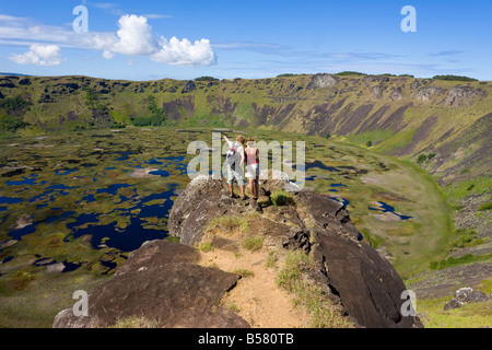 Les touristes à la recherche dans le cratère et afficher de la jante dans le cratère de Ranu Kau, île de Pâques, Chili Banque D'Images