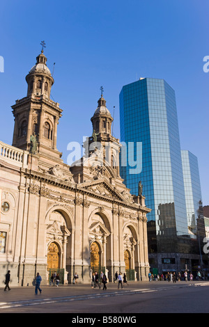 Cathédrale Metropolitana et immeuble de bureaux modernes à la Plaza de Armas, Santiago, Chili, Amérique du Sud Banque D'Images