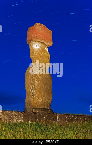 Statue Moai Ahu Ko Te riku, la seule topknotted eyeballed et moai sur l'île, Rapa Nui, Chili Banque D'Images