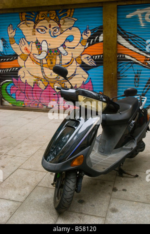 Cyclomoteur stationné dans le quartier de El Raval de Barcelone Espagne Europe Banque D'Images