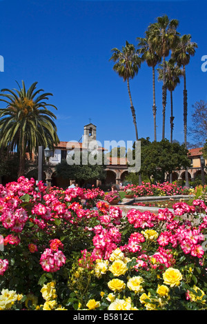 Roses, Cour centrale, la Mission de San Juan Capistrano, Orange County, Californie, États-Unis d'Amérique, Amérique du Nord Banque D'Images