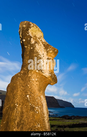 Les Moai statue monolithique en pierre géant surplombant la mer à Tongariki, île de Pâques, Chili Banque D'Images