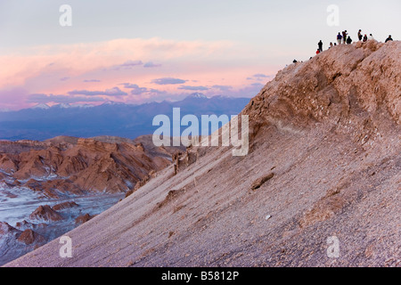 En attendant les touristes pour regarder la pleine lune se lever sur la vallée de la Lune, Désert d'Atacama, Norte Grande, Chili Banque D'Images