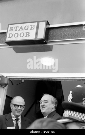 Conférence jeunes conservateurs à Eastbourne. Willie Whitelaw arrive à la conférence avec lui, c'est Robert MacKenzie. 10 févr. 1975 7 Banque D'Images