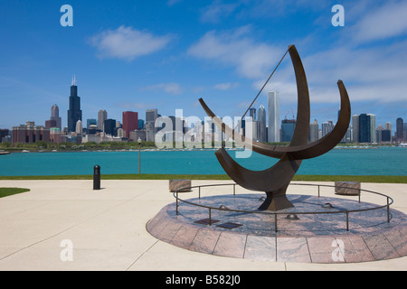 Cadran solaire la sculpture à l'Adler Planetarium et sur les toits de la ville, Chicago, Illinois, États-Unis d'Amérique, Amérique du Nord Banque D'Images
