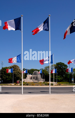 Drapeaux français et la sculpture moderne, Place de la République, Reims, Marne, Champagne-Ardenne, France, Europe Banque D'Images