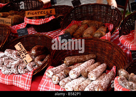 Les saucisses sur un étal du marché, la Flotte, Ile de Ré, Charente-Maritime, France, Europe Banque D'Images