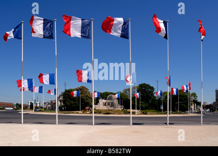 Drapeaux français et la sculpture moderne, Place de la République, Reims, Marne, Champagne-Ardenne, France, Europe Banque D'Images