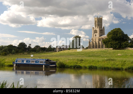 L'église et la rivière Fotheringhay Nene, Northamptonshire, Angleterre, Royaume-Uni, Europe Banque D'Images