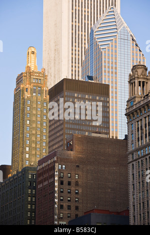 Les gratte-ciel modernes et anciennes, sur la gauche est le carbone et bâtiment carbure, Chicago, Illinois, États-Unis d'Amérique Banque D'Images