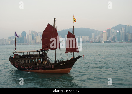 Un style junk boat naviguant dans le port de Victoria, Hong Kong, Chine, Asie Banque D'Images