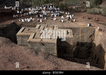 La messe du dimanche est célébrée à l'église rupestres de Bet Giyorgis, à Lalibela, Site du patrimoine mondial de l'UNESCO, de l'Éthiopie Banque D'Images