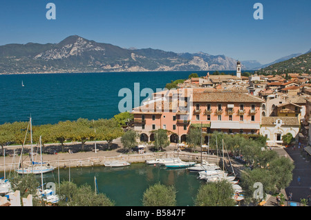 Vue du château des remparts de la ville et du port de Torre del Benaco (Torri del Benaco), Lac de Garde, Vénétie, Italie Banque D'Images