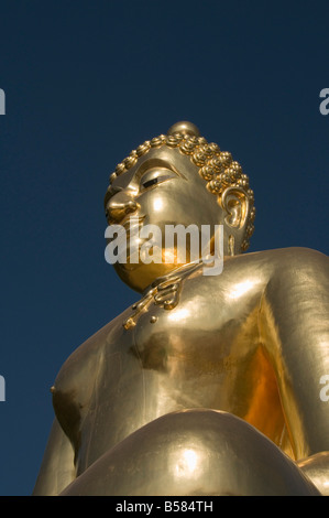 Grand Bouddha d'or sur les rives du Mékong à Sop Ruak, Thaïlande, Asie du Sud, Asie Banque D'Images