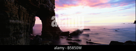 Vue sur Mer du Nord à partir de la plage de la baie de Marsden, rock arch dans Marsden Rock, South Shields, Tyne and Wear, England Banque D'Images