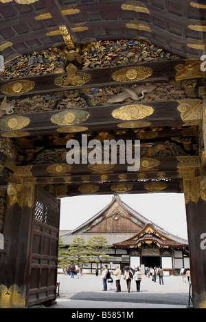 Passerelle vers le château de Nijo, Kyoto, Japon, Asie Banque D'Images