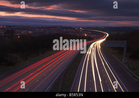 Feu de circulation pédestre dans la soirée sur l'autoroute M1 près de la jonction 28, Derbyshire, Angleterre, Royaume-Uni, Europe Banque D'Images