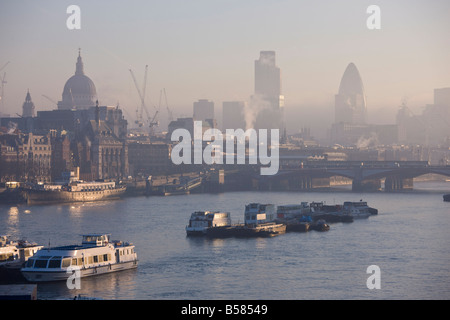 Tôt le matin, le brouillard sur la ville de ville de Londres, Londres, Angleterre, Royaume-Uni, Europe Banque D'Images