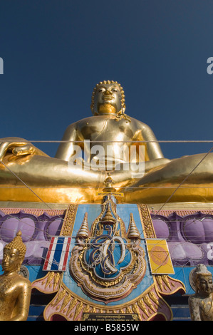 Grand Bouddha d'or sur les rives du Mékong à Sop Ruak, Thaïlande, Asie du Sud, Asie Banque D'Images