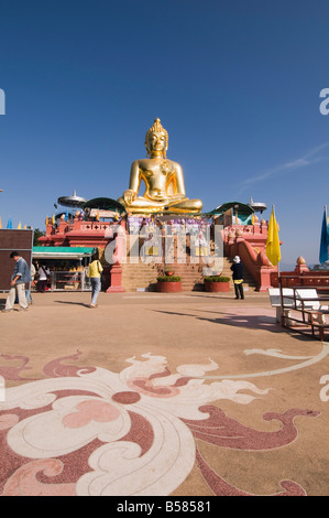 Grand Bouddha d'or sur les rives du Mékong à Sop Ruak, Thaïlande, Asie du Sud, Asie Banque D'Images