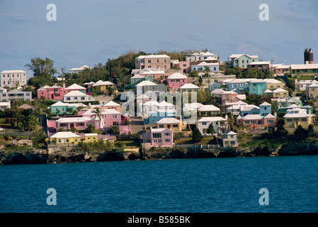 De couleur pastel typiques maisons côtières Océan Atlantique Bermudes Amérique Centrale Banque D'Images