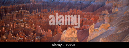 Hoodoos rétroéclairé et le marteau de Thor dans la lumière du soir, le Parc National de Bryce Canyon, Utah, États-Unis d'Amérique, Amérique du Nord Banque D'Images