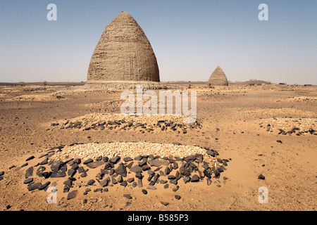 Graves, y compris les Tombes Ruche (tombes à tholos), dans le désert près des ruines de la ville médiévale de vieux Dongola, Soudan, Afrique Banque D'Images