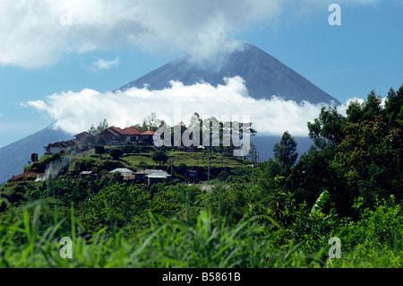 Village de Penelokan avec le volcan du Mont Agung derrière, Bali, Indonésie, Asie du Sud, Asie Banque D'Images