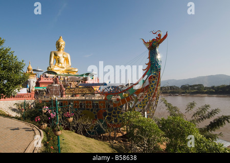 Grand Bouddha d'or sur les rives du Mékong à Sop Ruak, Thaïlande, Asie du Sud, Asie Banque D'Images