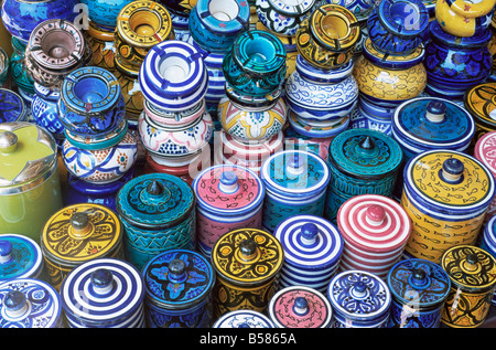 La céramique à vendre dans le souk de la médina, Marrakech (Marrakech), Maroc, Afrique du Nord, Afrique Banque D'Images