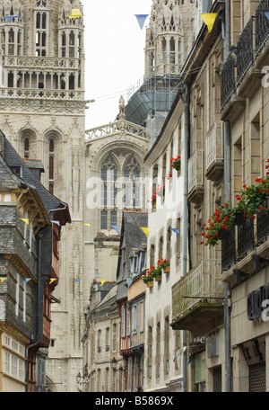 La cathédrale Saint Corentin et de la rue Kereon, Quimper, Finistère, Bretagne, Europe Banque D'Images