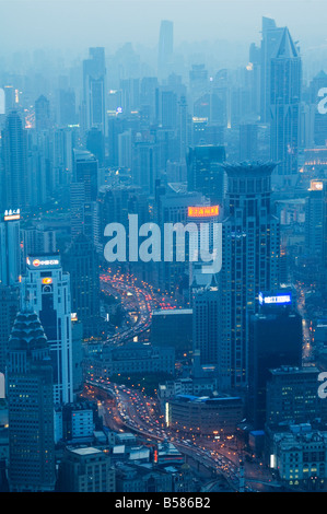 Location de light trails et bâtiments illuminés menant du Bund, Shanghai, Chine, Asie Banque D'Images