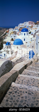 Village de Oia à dôme bleu avec des églises et bâtiments blanchis à la chaux, Santorini, Cyclades, îles grecques, Grèce, Europe Banque D'Images