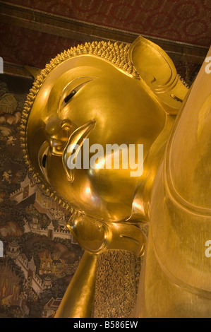 Statue de Bouddha couché de 150 pieds de long, Wat Pho (Wat Phra Chetuphon), Bangkok, Thaïlande, Asie du Sud-Est, Asie Banque D'Images
