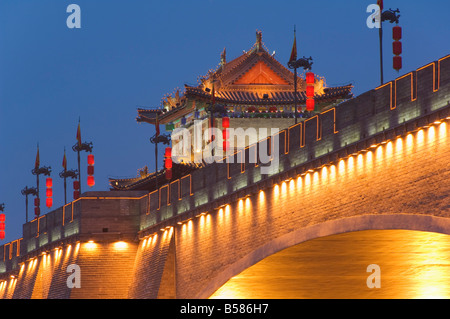 Les murs fortifiés de la ville et de la tour de garde, le premier empereur de la dynastie Ming, la ville de Xian dans la province du Shaanxi, Chine Banque D'Images